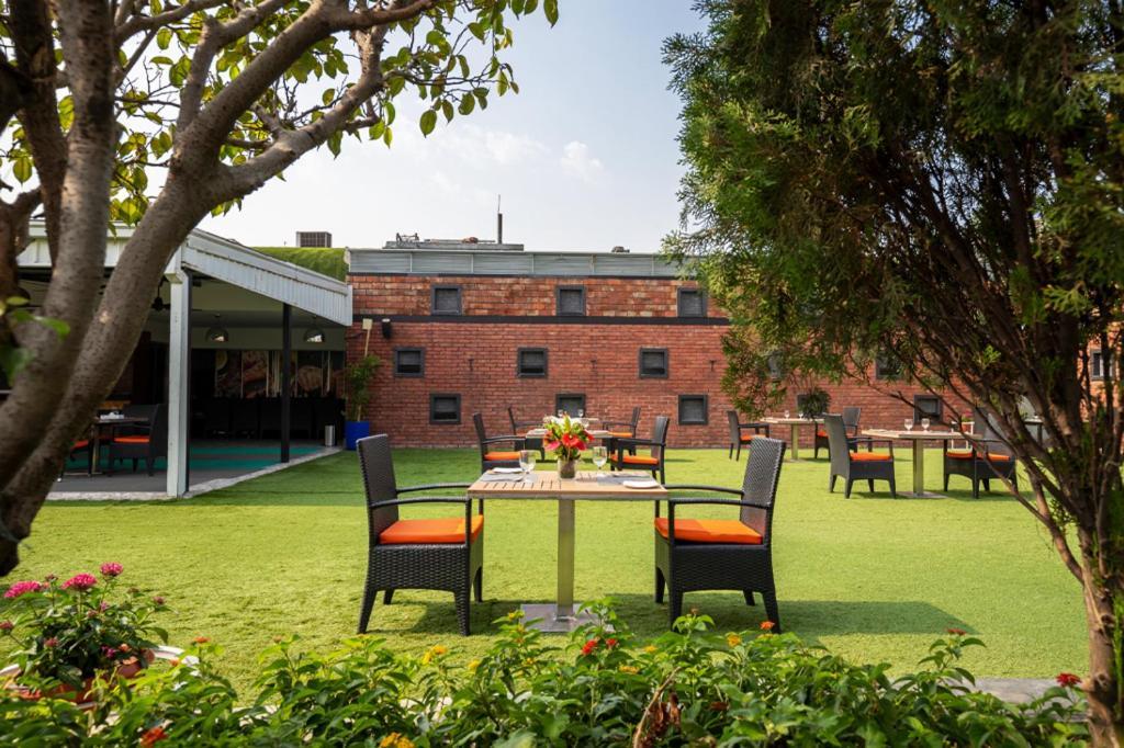 Dhaka Regency Hotel & Resort Exterior photo